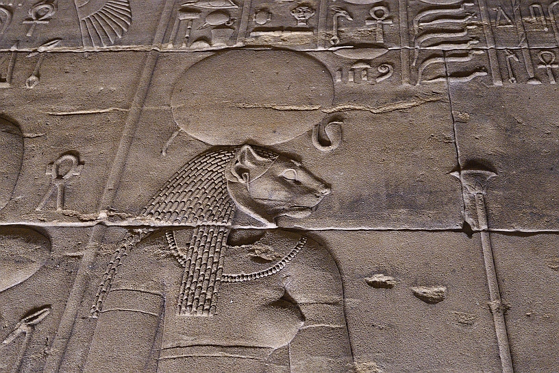 20 MAK_6464.jpg - Sekhmet è la dea della guerra e della distruzione, rappresenta le forze della violenza e del disastro, ma anche della guarigione. Era figlia di Ra, nota per il suo respiro infuocato che creava il deserto, e protettrice dei faraoni in battaglia.